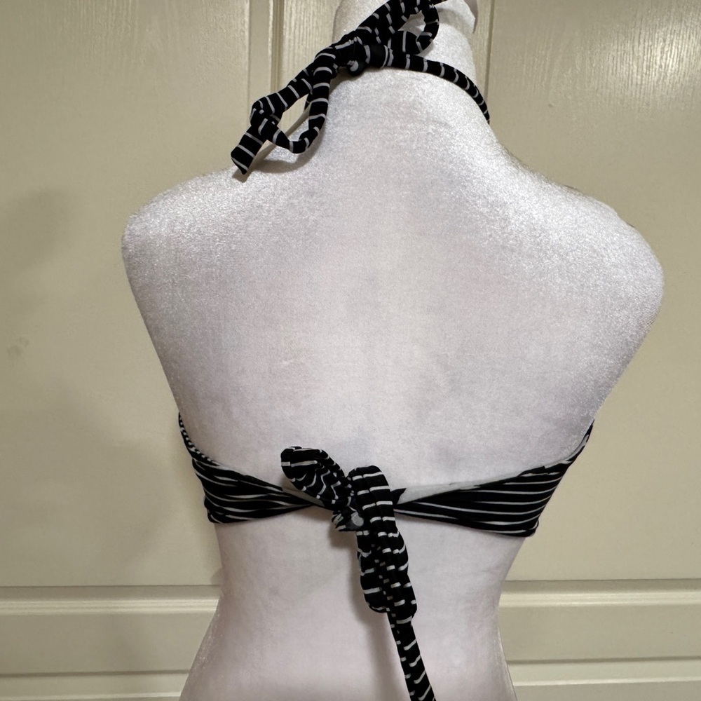 Patterned Reversible Halter Bikini Top - Picture 4 of 4